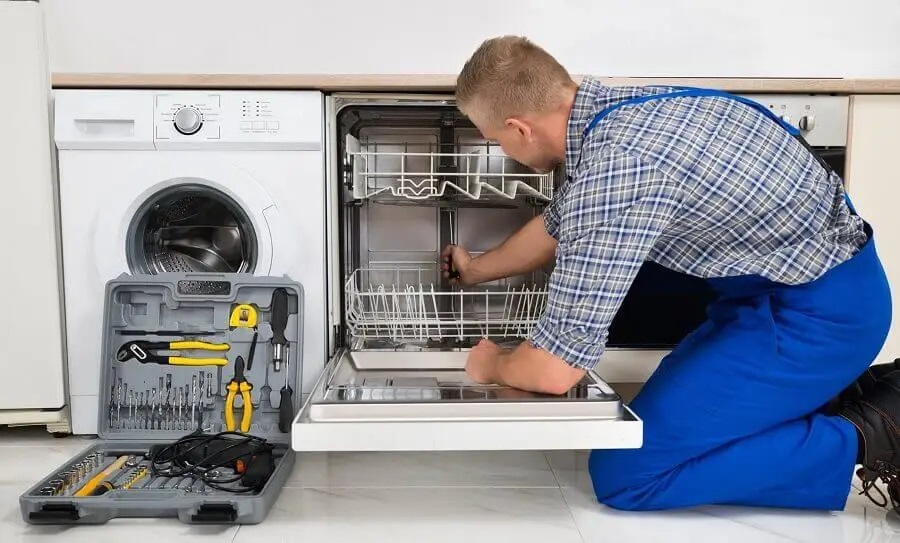 Söğütlü Termoteknik servisi teknisyen ekibi beyaz eşya tamiri yaparken